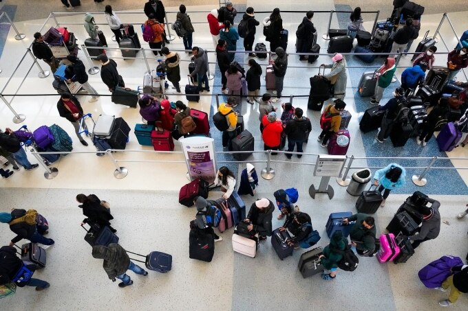 Hành khách xếp hàng đợi lên máy bay tại sân bay Fort Worth International Airport, Mỹ cuối năm 2022. Ảnh: Dallas news