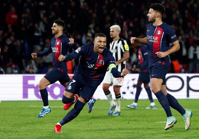 Mbappe mừng bàn gỡ trong trận PSG hòa Newcastle 1-1 ở lượt thứ năm vòng bảng Champions League tối 28/11, trên sân Parc des Princes. Ảnh: Reuters