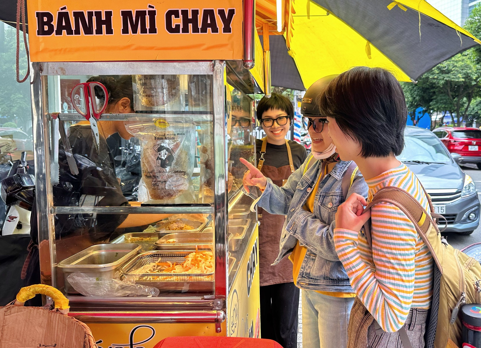 Bánh mì chay TP.HCM có 'sườn khìa' lạ miệng: Chị chủ xinh đẹp ăn chay 12 năm - Ảnh 2.