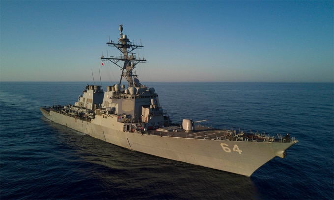 Khu trục hạm  USS Carney di chuyển trên biển. Ảnh: US Navy