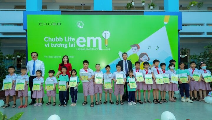 Ông Nguyễn Hồng Sơn - Tổng Giám đốc Chubb Life Việt Nam, Bà Nguyễn Thị Hiền - Phó Giám đốc Quỹ BTTEVN và ông Nguyễn Hồng Tây - Phó trưởng Đại diện Văn phòng Bộ Lao động - Thương binh và Xã hội tại TP.HCM (từ phải sang trái) trao học bổng cho các em.