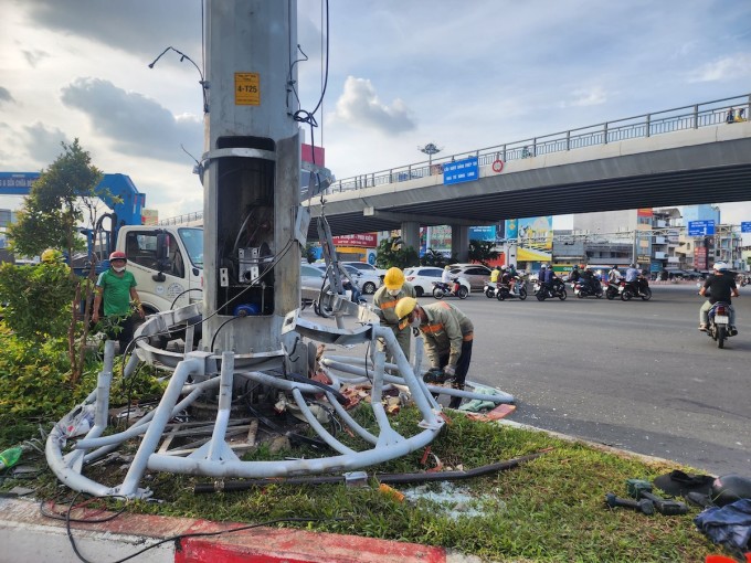 Trùm đèn đường kính 2 m hư hỏng khi rơi từ độ cao hơn 15 ở vòng xoay Hàng Xanh. Ảnh: Đình Văn