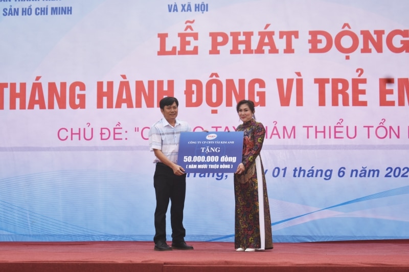 Công ty Cổ phần Chế biến thủy sản Tài Kim Anh tặng 50 triệu đồng cho các em thông qua Quỹ Bảo trợ trẻ em tỉnh.