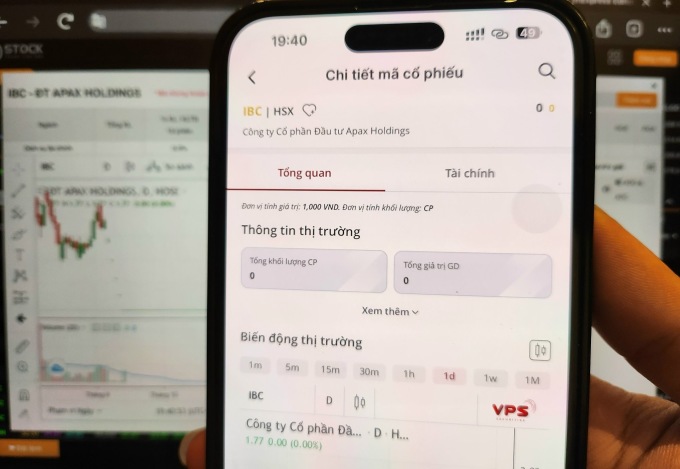 Nhà đầu tư đang theo dõi cổ phiếu IBC. Ảnh: Tất Đạt