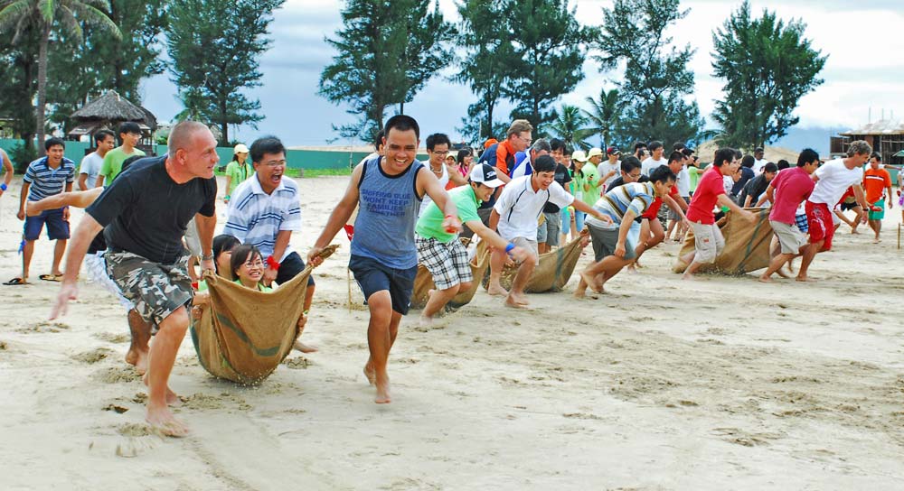 Du khách thích thú với nhưng trò chơi trên bãi biển Đà Nẵng. Ảnh Nguyễn Công Hưng