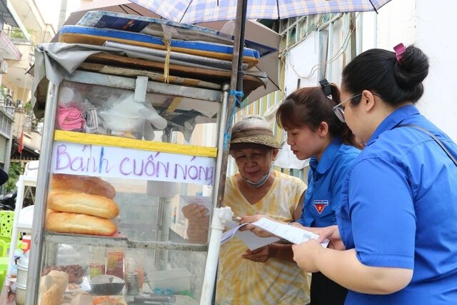 Đã có cẩm nang giúp người cao tuổi phòng tránh lừa đảo trực tuyến - Ảnh 2.