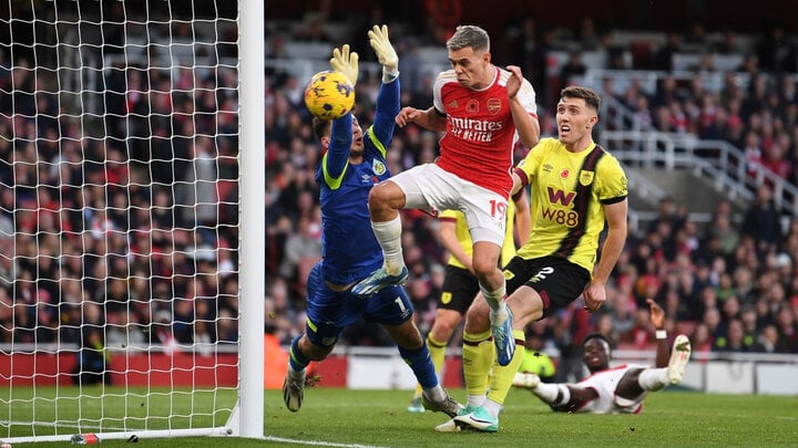 Trossard ghi bàn mở tỉ số cho Arsenal. (Ảnh: Getty Images)