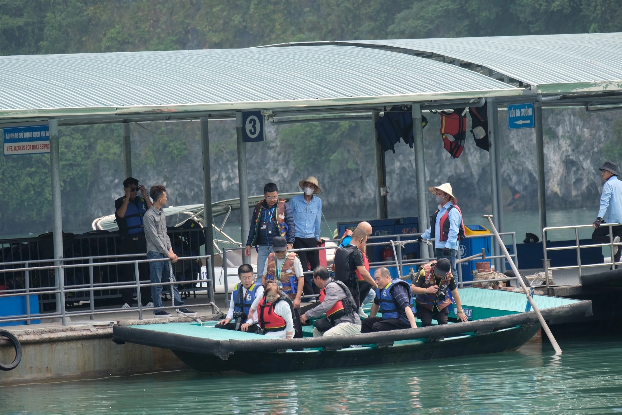 ハロン湾のエンターテイメント サービスは活気があり、混雑しています - Vietnam.vn