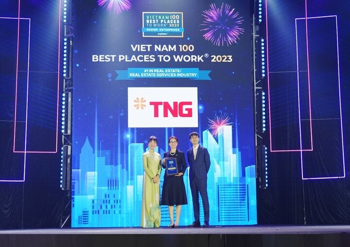 Bà Cao Thị Vân Anh, Giám đốc nhân sự TNG Holdings Vietnam lên nhận giải thưởng “Nơi làm việc tốt nhất Việt Nam 2023”.