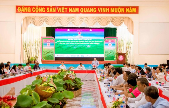 Bí thư Tỉnh uỷ Đồng Tháp Lê Quốc Phong tham dự hội thảo