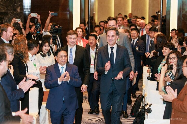 Thủ tướng Phạm Minh Chính và Thủ tướng Hà Lan Mark Rutte dự phiên toàn thể cấp cao của Diễn đàn Kinh tế xanh 2023.