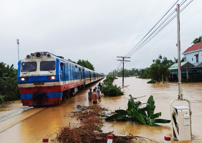 Đường sắt khu vực Thừa Thiên Huế bị ngập nước, ách tắc trong ngày 15/11. Ảnh: Xuân Hoa