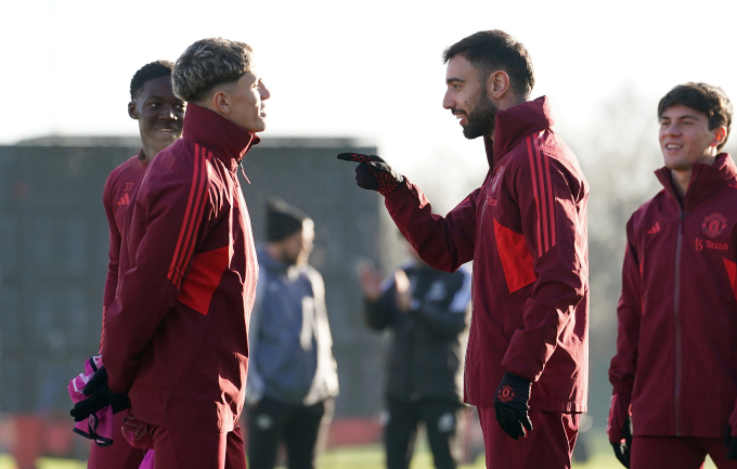 Bruno Fernandes (giữa) trao đổi với đàn em Garnacho, Mainoo trên sân tập Carrington, Manchester ngày 28/11. Ảnh: Reuters