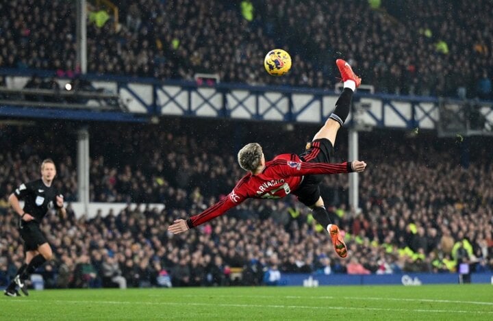 Alejandro Garnacho tung người dứt điểm ghi bàn cho Man Utd. (Ảnh: Getty Images)