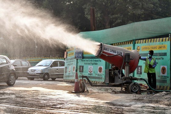 Thiết bị phun nước để giảm bụi vận hành bên ngoài Tòa án tối cao Ấn Độ tại New Delhi. Ảnh: ANI