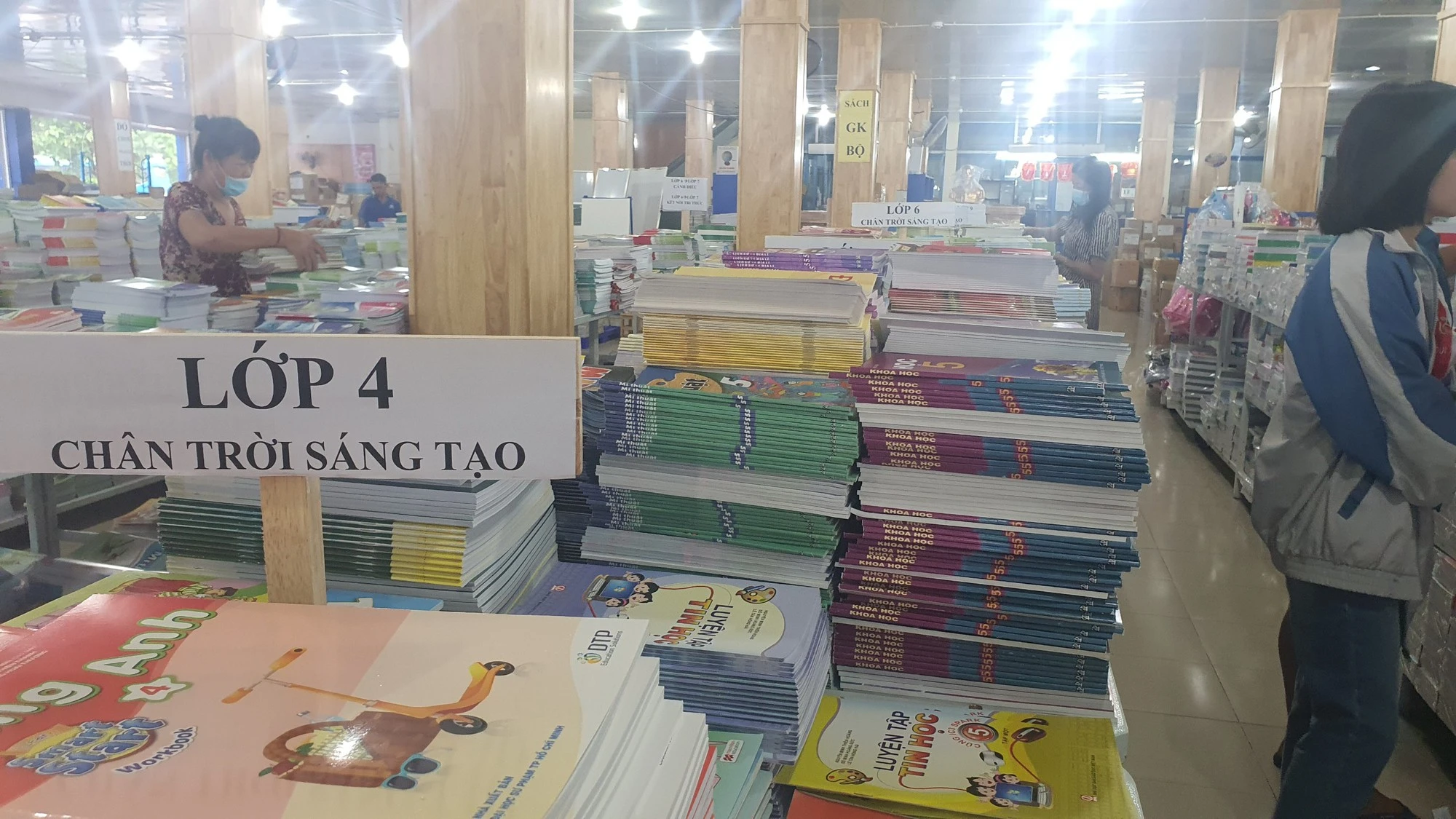 Trường có quyền chọn sách giáo khoa: Giáo viên tiểu học nói gì? - Ảnh 1.