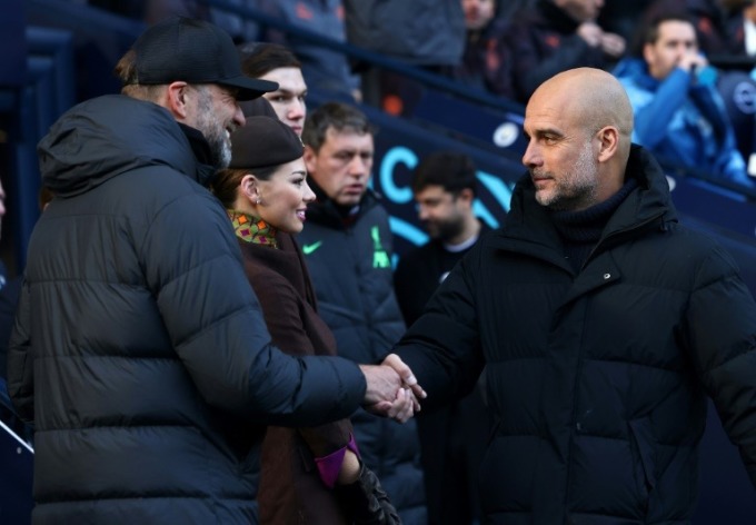 Pep Guardiola (phải) bắt tay Jurgen Klopp sau trận Man City hòa Liverpool 1-1 ở vòng 13 Ngoại hạng Anh tối 25/11, trên sân Etihad. Ảnh: EPA