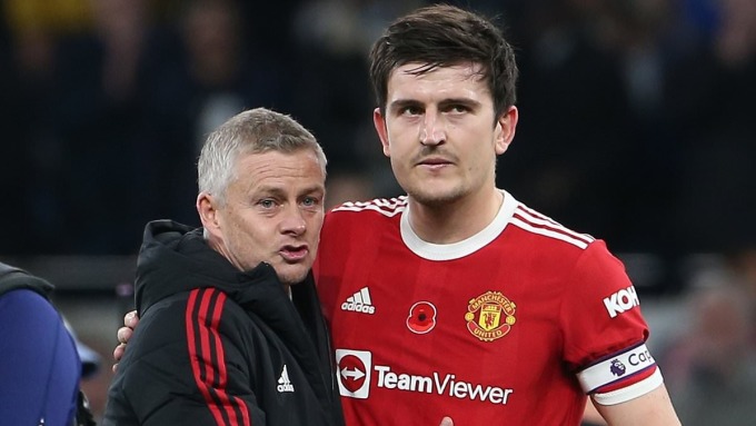 Solskjaer (trái) thời còn làm việc cùng Maguire tại Man Utd. Ảnh: Sports Mail