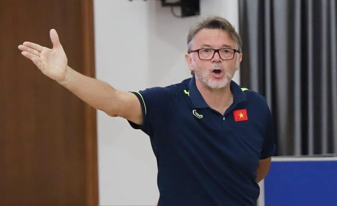 HLV Philippe Troussier phát biểu trước đội tuyển Việt Nam và lãnh đạo VFF sáng nay 10/11. Ảnh: VFF