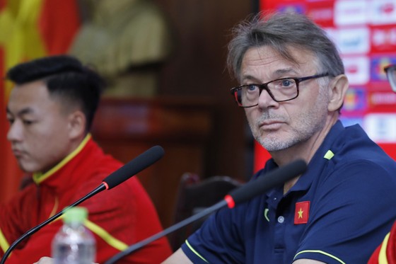 HLV Philippe Troussier thể hiện sự thất vọng khi đội tuyển Việt Nam nhận thất bại vào phút bù giờ cuối cùng. ẢNH: MINH HOÀNG 