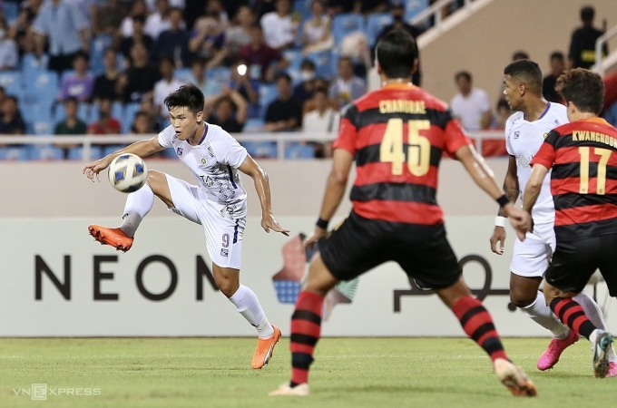 Phạm Tuấn Hải (áo trắng) đang dẫn đầu danh sách ghi bàn của Hà Nội FC tại AFC Champions League 2023-2024 với ba pha lập công. Ảnh: Hiếu Lương