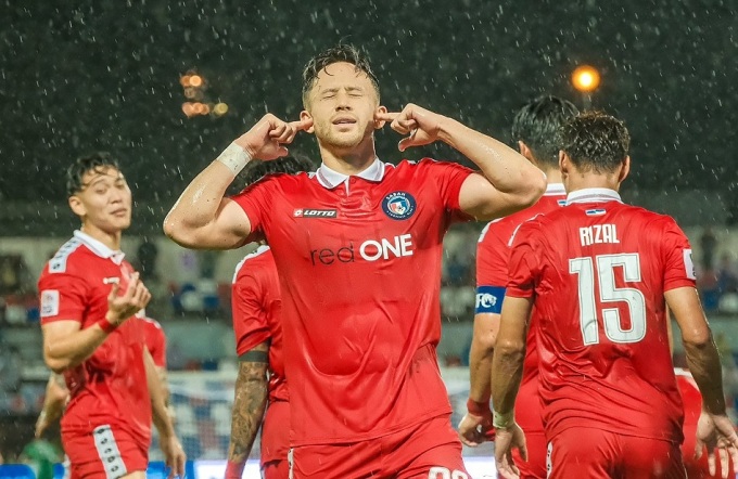 Darren Lok ăn mừng bàn nâng tỷ số lên 2-0 trong chiến thắng 4-1 của Sabah trước Hải Phòng. Ảnh: Okzone Bola