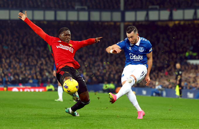 Mainoo ngăn một đường chuyền của Jack Harrison trong trận Man Utd thắng Everton 3-0. Ảnh: Reuters