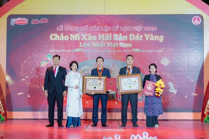 Ông Kajiwara Shinsuke và ông Phan Ngọc Dũng - đại diện Acecook Việt Nam đón nhận các bằng xác lập kỷ lục Việt Nam.