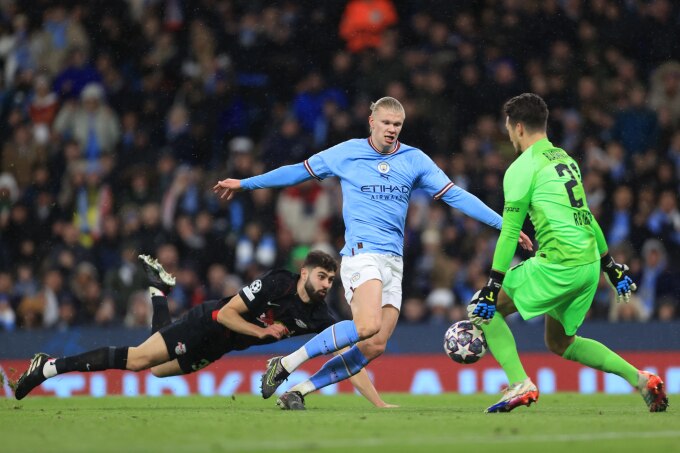 Josko Gvardiol (trái) ngã xuống khi đeo bám Erling Haaland trong trận Man City thắng RB Leipzig 7-0 ở lượt về vòng 1/8 Champions League mùa 2022-2023 ngày 14/3, trên sân Etihad. Ảnh: Offside