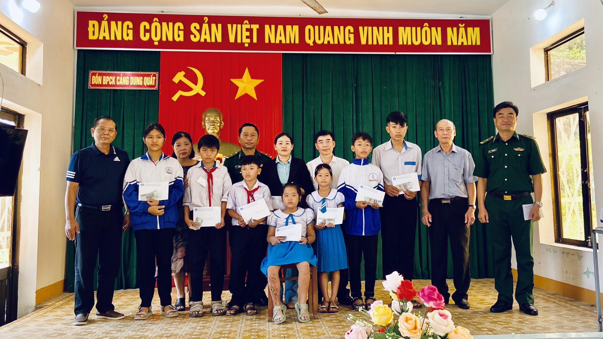 hoi nha bao ha noi trao qua cho hoc sinh co hoan canh kho khan tinh quang ngai hinh 1