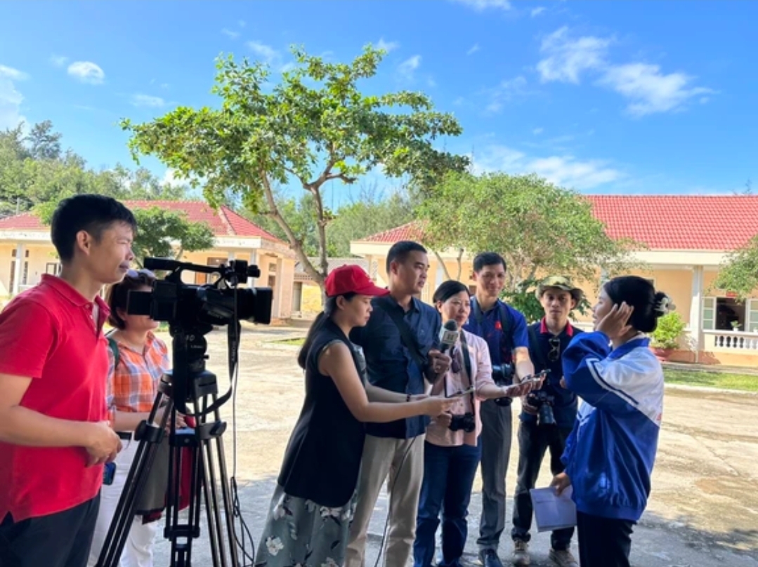 hoi nha bao ha noi trao qua cho hoc sinh co hoan canh kho khan tinh quang ngai hinh 2