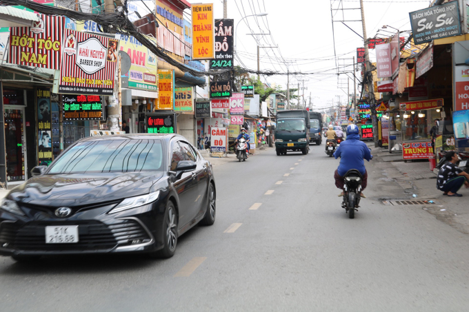 Xe chạy trên đường Vĩnh Lộc, huyện Bình Chánh, tháng 11/2022. Ảnh: Hạ Giang