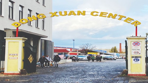 Chợ Đồng Xuân Berlin (Đức) nổi tiếng về sự phong phú hàng hóa và đa dạng ẩm thực. Ảnh: HÒA NGUYỄN