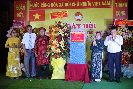 Lãnh đạo TPHCM và quận 10 trao quà cho Ban Công tác Mặt trận khu phố 7 (phường 15, quận 10, TPHCM)