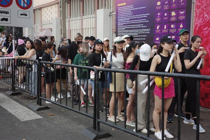 Multitudes de espectadores hicieron fila antes del espectáculo.