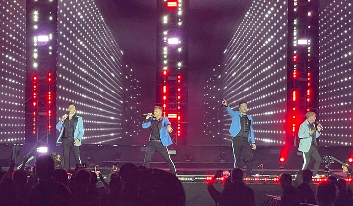 Westlife trình diễn tại SVĐ Thống Nhất.