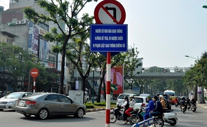 Quay đầu đi ngược chiều ngay dưới biển cấm trên một tuyến phố ở TP Hà Nội năm 2013. (Ảnh: Hà Minh)