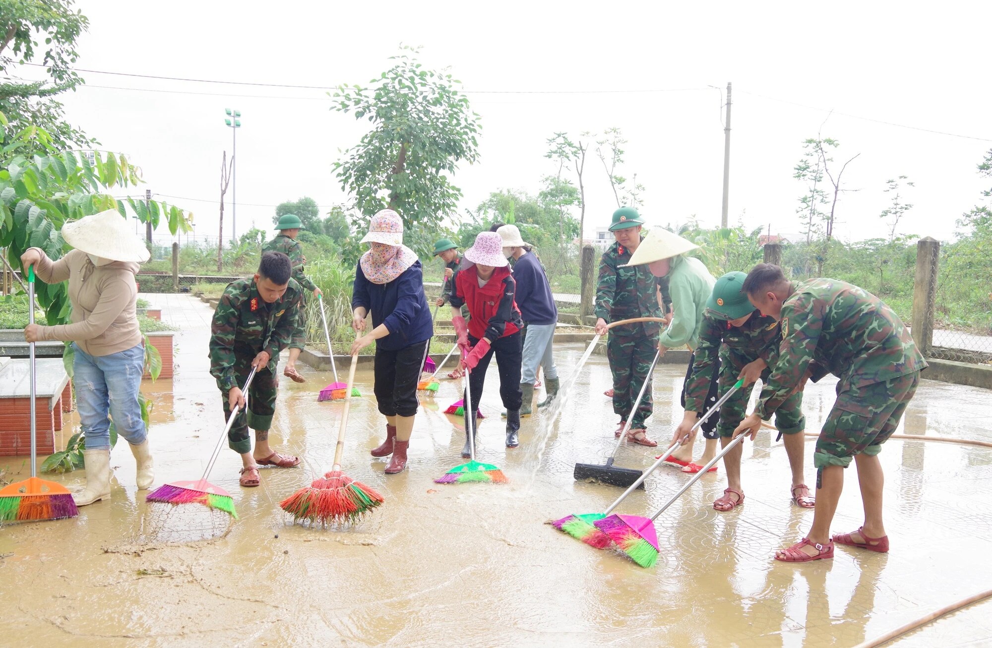 Thừa Thiên-Huế: Thầy cô không tổ chức lễ, nhận hoa quà dịp 20.11 để... dọn lũ - Ảnh 1.