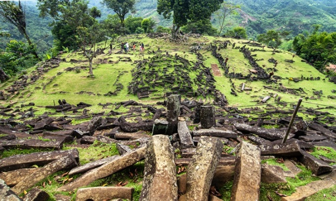 NHững khối đá cự thạch ở đỉnh của Gunung Padang. Ảnh: Wikipedia