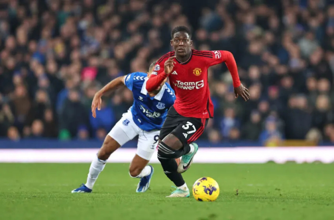 Mainoo (áo đỏ) đi bóng trong trận Man Utd thắng Everton 3-0 ở vòng 13 Ngoại hạng Anh hôm 26/11, trên sân Goodison Park. Ảnh: PA