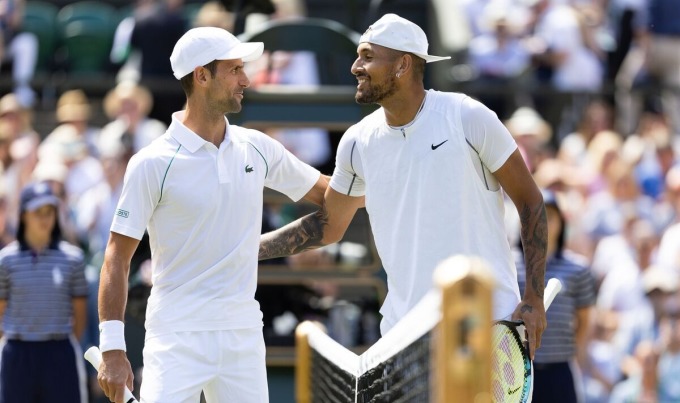 Kyrgios (phải) từng rất ghét Djokovic, nhưng thường xuyên bảo vệ đàn anh kể từ đại dịch Covid-19. Ảnh: Express