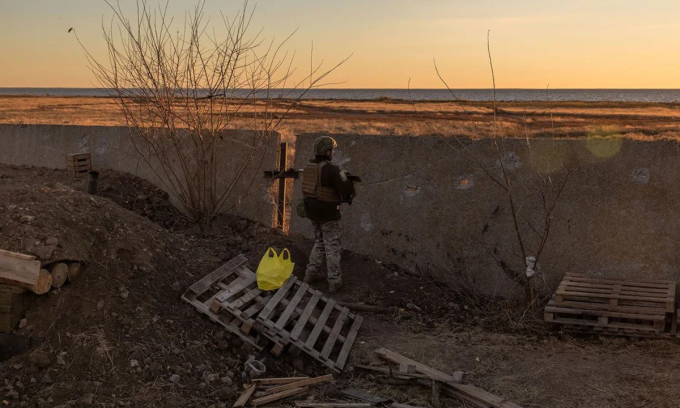 Binh sĩ Ukraine làm nhiệm vụ cảnh giới bên bờ sông Dnieper, tỉnh Kherson, hôm 6/11. Ảnh: AFP