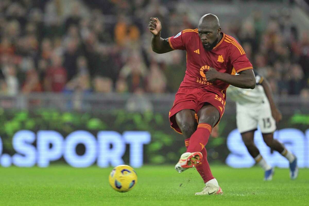 Lukaku giúp AS Roma chiến thắng cảm xúc, HLV Mourinho lý giải hành động đặc biệt - Ảnh 1.