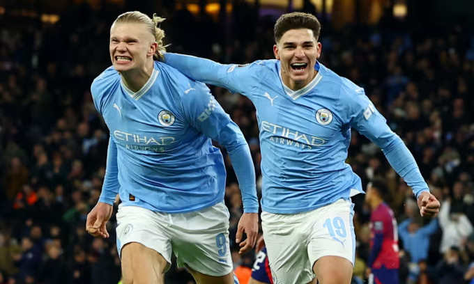 Erling Haaland (trái) và Julian Alvarez mừng bàn khi Man City thắng Leipzig 3-2 trên sân Etihad, thành phố Manchester, Anh ở lượt năm bảng G Champions League tối 28/11/2023. Ảnh: Reuters