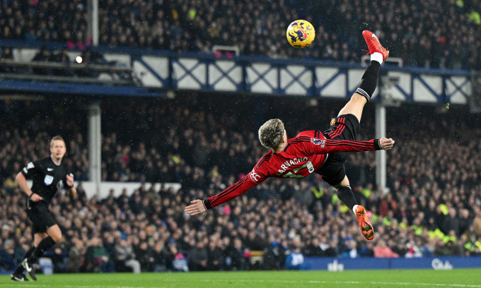 Garnacho móc bóng ghi bàn từ cự ly khoảng 15 m cho Man Utd, vào lưới Everton trên sân Goodison Park, thành phố Liverpool, vòng 13 Ngoại hạng Anh ngày 26/11/2023. Ảnh: ManUtd