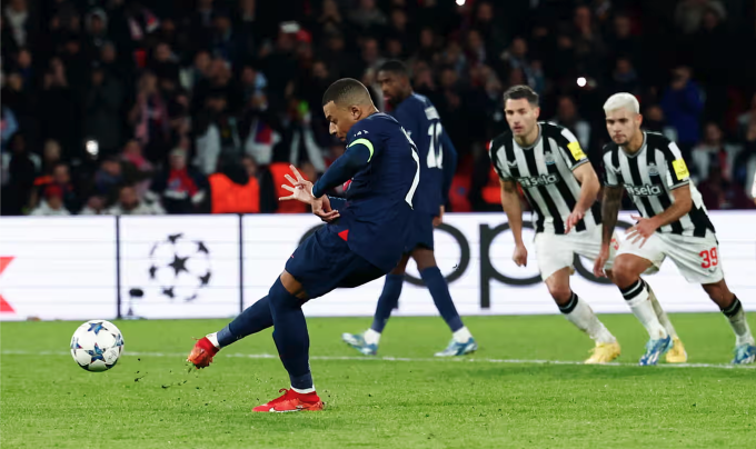 Mbappe ghi bàn phạt đền ở phút bù giờ thứ tám, giúp PSG giật lại một điểm. Ảnh: Reuters