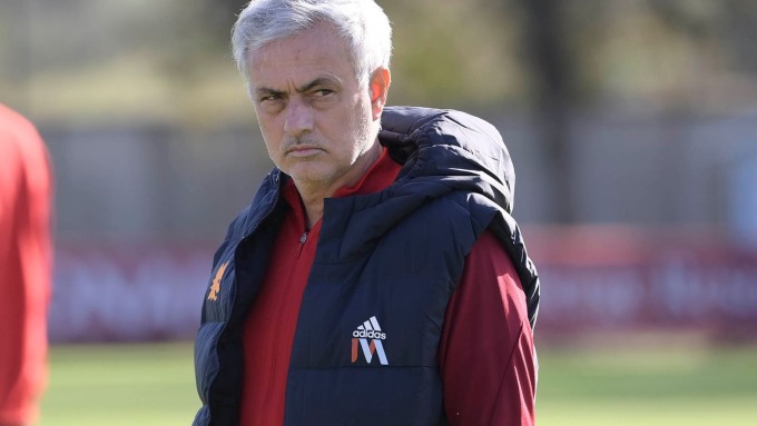 HLV Mourinho trong buổi tập của Roma tại đại bản doanh Trigoria, Rome ngày 29/11. Ảnh: asroma.it