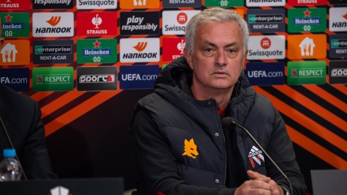 Mourinho trong cuộc họp báo sau trận Roma thua chủ nhà Slavia Praha ở lượt bốn bảng G Europa League ngày 9/11. Ảnh: asroma.it