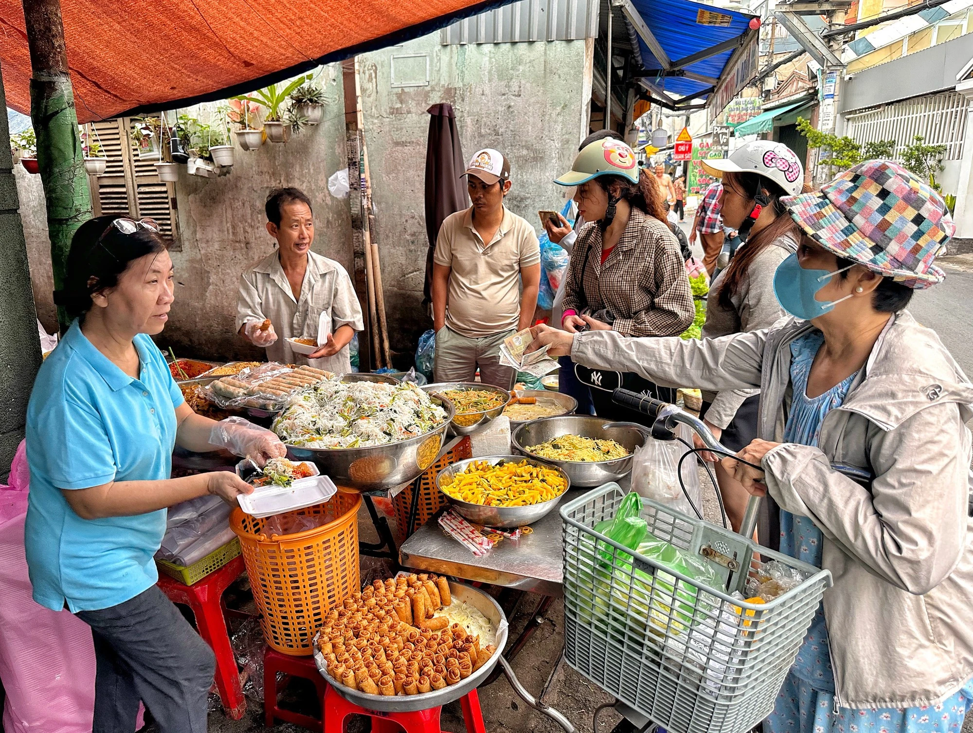 Khách vây kín quán chay TP.HCM chỉ bán 6 ngày/tháng: Giá chỉ 15.000 đồng/phần - Ảnh 1.