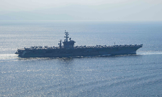 Tàu sân bay USS Dwight D. Eisenhower đi qua eo biển Hormuz hôm 26/11. Ảnh: US Navy